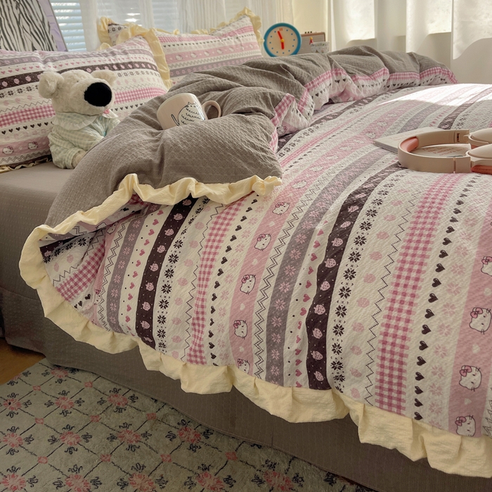 91家纺网 家纺一手货源 找家纺 迪梦姿家纺 2026新款高克重泡芙纱泡泡纱床单款四件套系列 猫咪集粉