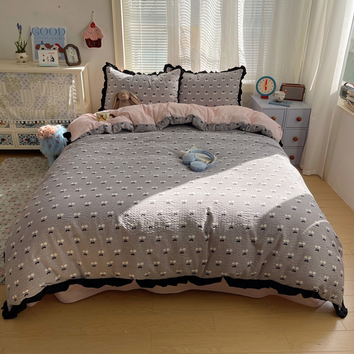 91家纺网 家纺一手货源 找家纺 迪梦姿家纺 2026新款高克重泡芙纱泡泡纱床单款四件套系列 灰樱桃