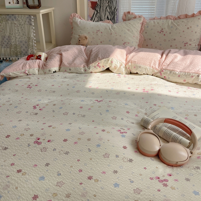 91家纺网 家纺一手货源 找家纺 迪梦姿家纺 2026新款高克重泡芙纱泡泡纱床单款四件套系列 躲猫猫