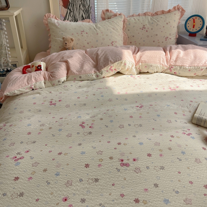 91家纺网 家纺一手货源 找家纺 迪梦姿家纺 2026新款高克重泡芙纱泡泡纱床单款四件套系列 躲猫猫