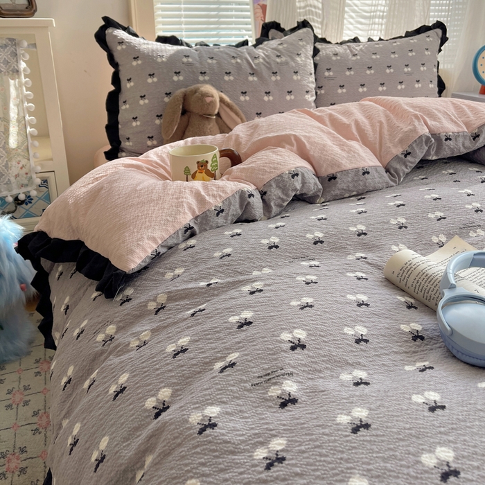 91家纺网 家纺一手货源 找家纺 迪梦姿家纺 2026新款高克重泡芙纱泡泡纱床单款四件套系列 灰樱桃