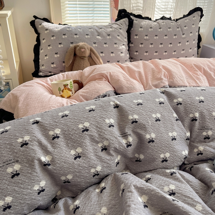 91家纺网 家纺一手货源 找家纺 迪梦姿家纺 2026新款高克重泡芙纱泡泡纱床单款四件套系列 灰樱桃