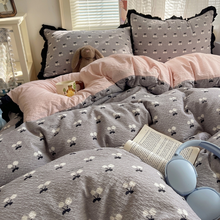 91家纺网 家纺一手货源 找家纺 迪梦姿家纺 2026新款高克重泡芙纱泡泡纱床单款四件套系列 灰樱桃