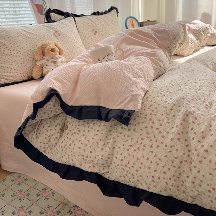 91家纺网 家纺一手货源 找家纺 迪梦姿家纺 2026新款高克重泡芙纱泡泡纱床单款四件套系列 莓系花伐