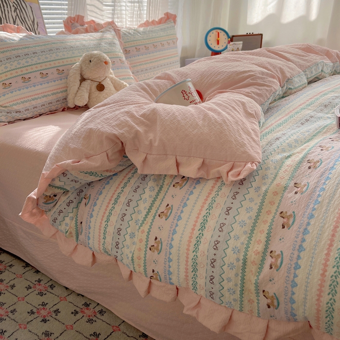 91家纺网 家纺一手货源 找家纺 迪梦姿家纺 2026新款高克重泡芙纱泡泡纱床单款四件套系列 甜心木马卷