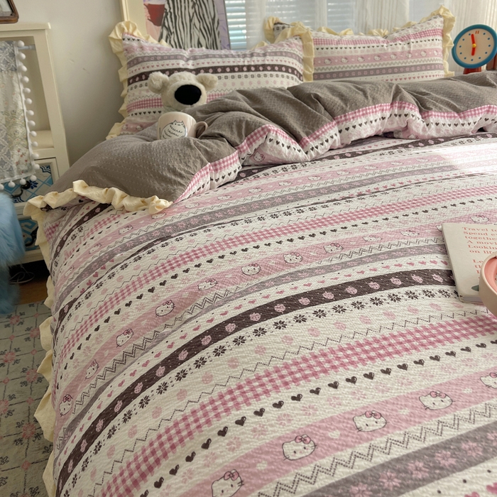 91家纺网 家纺一手货源 找家纺 迪梦姿家纺 2026新款高克重泡芙纱泡泡纱床单款四件套系列 猫咪集粉