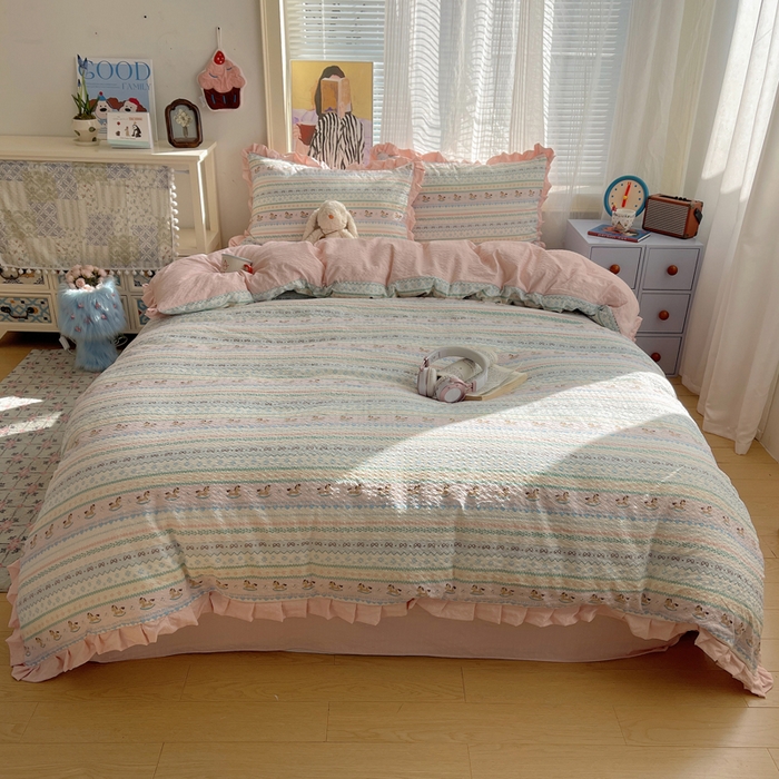 91家纺网 家纺一手货源 找家纺 迪梦姿家纺 2026新款高克重泡芙纱泡泡纱床单款四件套系列 甜心木马卷