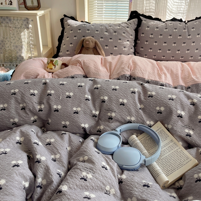 91家纺网 家纺一手货源 找家纺 迪梦姿家纺 2026新款高克重泡芙纱泡泡纱床单款四件套系列 灰樱桃