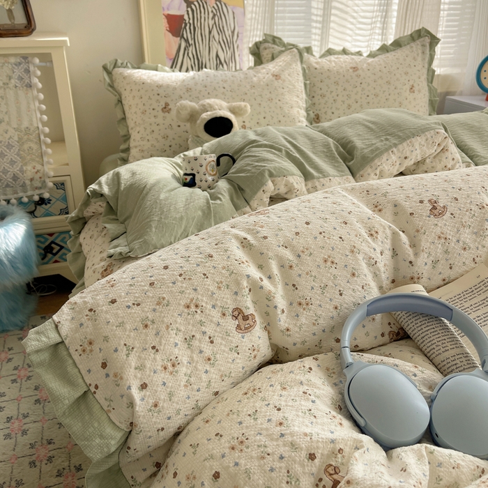 91家纺网 家纺一手货源 找家纺 迪梦姿家纺 2026新款高克重泡芙纱泡泡纱床单款四件套系列 木马小花团