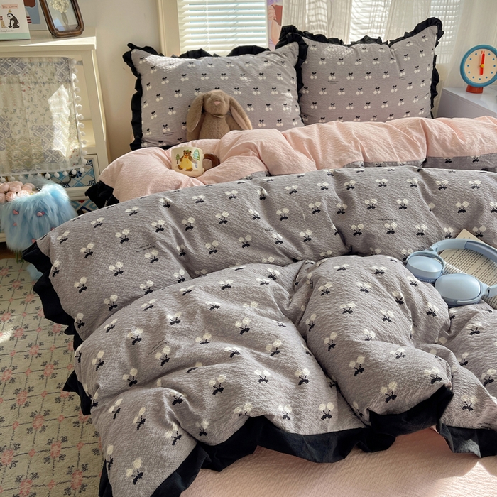 91家纺网 家纺一手货源 找家纺 迪梦姿家纺 2026新款高克重泡芙纱泡泡纱床单款四件套系列 灰樱桃