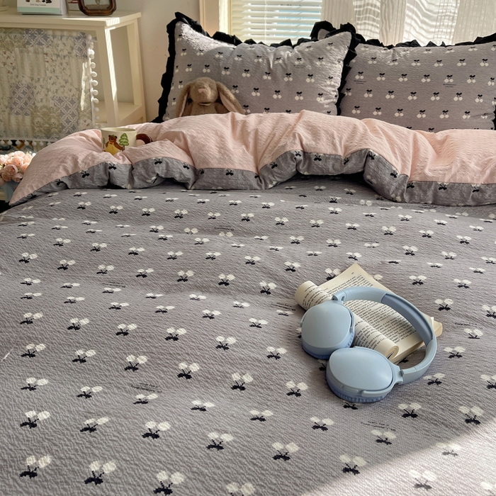 91家纺网 家纺一手货源 找家纺 迪梦姿家纺 2026新款高克重泡芙纱泡泡纱床单款四件套系列 灰樱桃