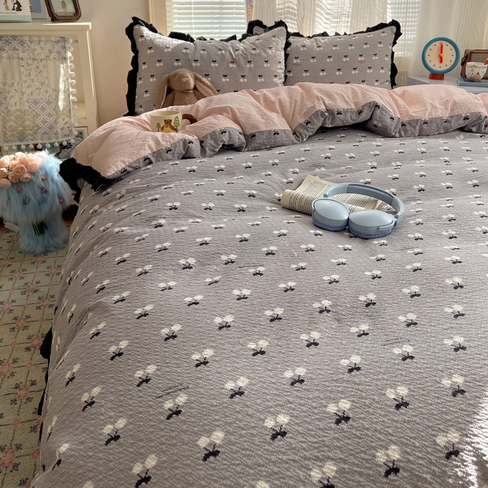 91家纺网 家纺一手货源 找家纺 迪梦姿家纺 2026新款高克重泡芙纱泡泡纱床单款四件套系列 灰樱桃