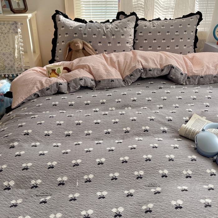 91家纺网 家纺一手货源 找家纺 迪梦姿家纺 2026新款高克重泡芙纱泡泡纱床单款四件套系列 灰樱桃