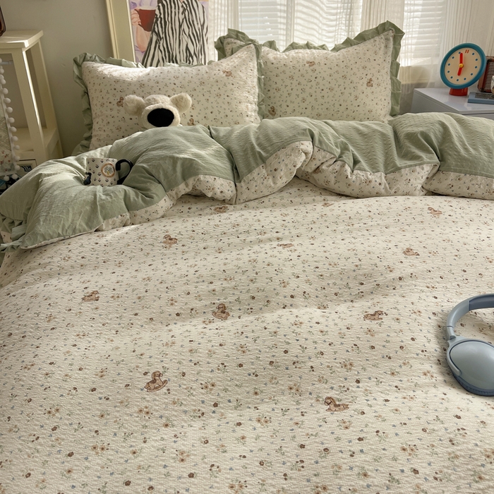 91家纺网 家纺一手货源 找家纺 迪梦姿家纺 2026新款高克重泡芙纱泡泡纱床单款四件套系列 木马小花团