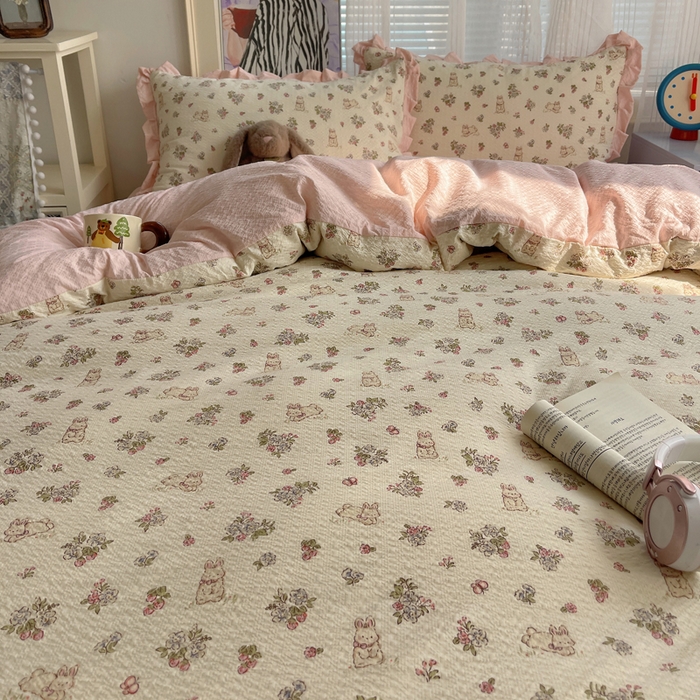 91家纺网 家纺一手货源 找家纺 迪梦姿家纺 2026新款高克重泡芙纱泡泡纱床单款四件套系列 花野兔眠