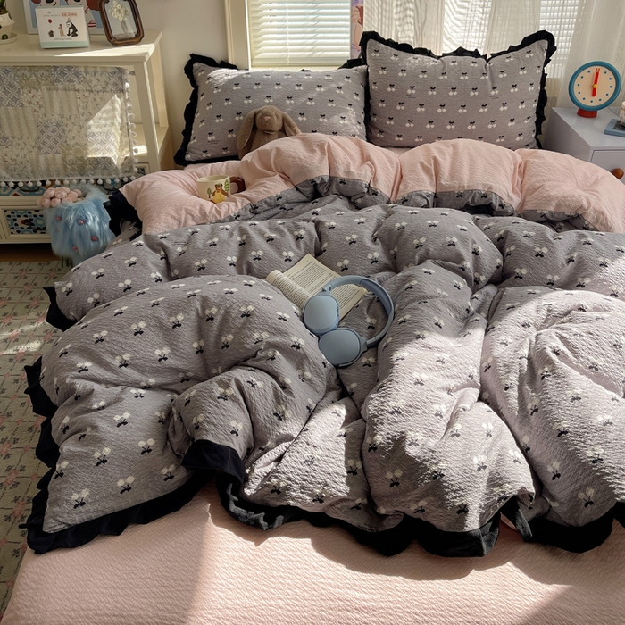 91家纺网 家纺一手货源 找家纺 迪梦姿家纺 2026新款高克重泡芙纱泡泡纱床单款四件套系列 灰樱桃