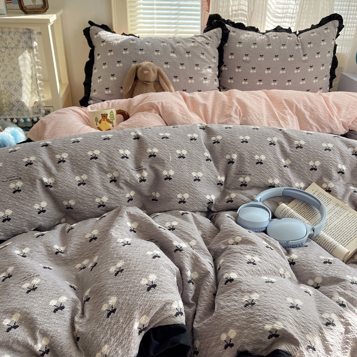 91家纺网 家纺一手货源 找家纺 迪梦姿家纺 2026新款高克重泡芙纱泡泡纱床单款四件套系列 灰樱桃