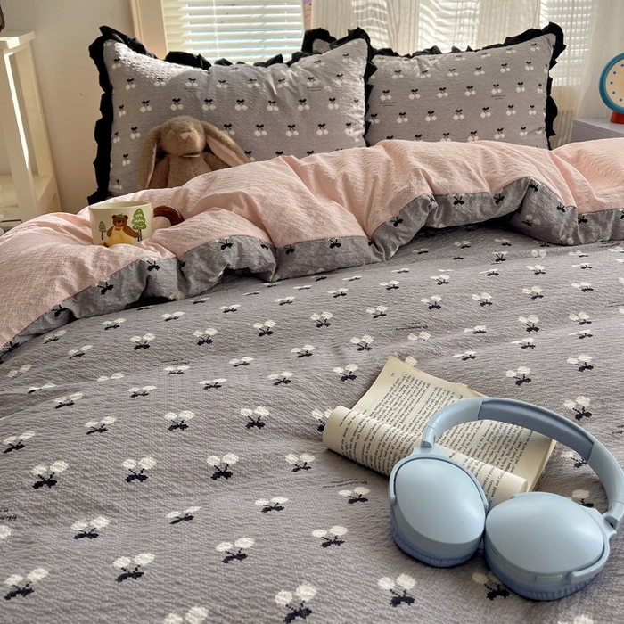 91家纺网 家纺一手货源 找家纺 迪梦姿家纺 2026新款高克重泡芙纱泡泡纱床单款四件套系列 灰樱桃