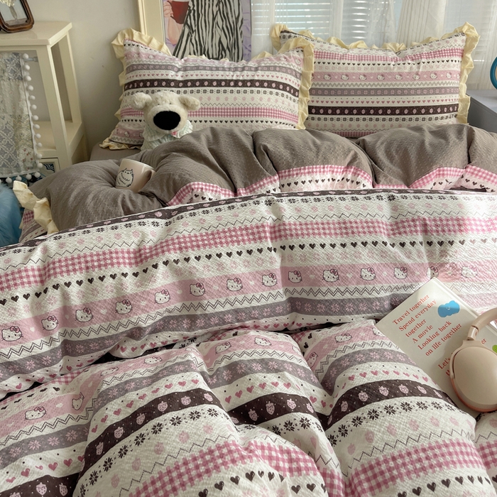 91家纺网 家纺一手货源 找家纺 迪梦姿家纺 2026新款高克重泡芙纱泡泡纱床单款四件套系列 猫咪集粉