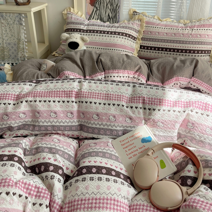 91家纺网 家纺一手货源 找家纺 迪梦姿家纺 2026新款高克重泡芙纱泡泡纱床单款四件套系列 猫咪集粉