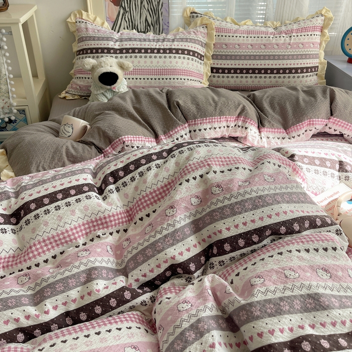 91家纺网 家纺一手货源 找家纺 迪梦姿家纺 2026新款高克重泡芙纱泡泡纱床单款四件套系列 猫咪集粉