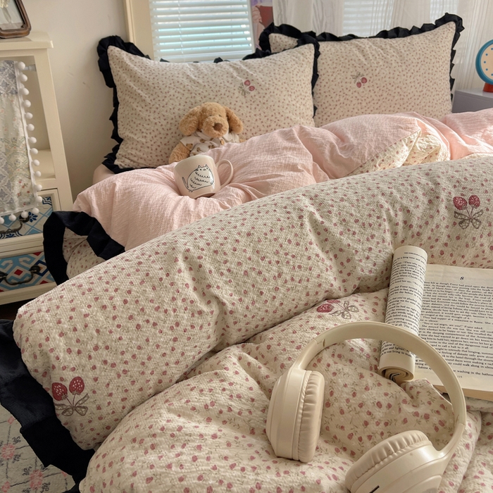 91家纺网 家纺一手货源 找家纺 迪梦姿家纺 2026新款高克重泡芙纱泡泡纱床单款四件套系列 莓系花伐