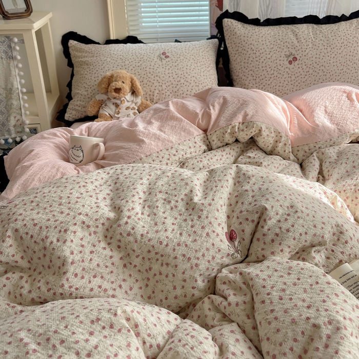 91家纺网 家纺一手货源 找家纺 迪梦姿家纺 2026新款高克重泡芙纱泡泡纱床单款四件套系列 莓系花伐