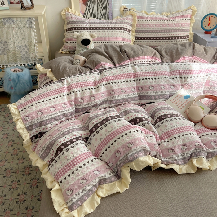 91家纺网 家纺一手货源 找家纺 迪梦姿家纺 2026新款高克重泡芙纱泡泡纱床单款四件套系列 猫咪集粉