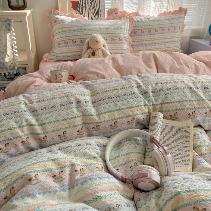 91家纺网 家纺一手货源 找家纺 迪梦姿家纺 2026新款高克重泡芙纱泡泡纱床单款四件套系列 甜心木马卷