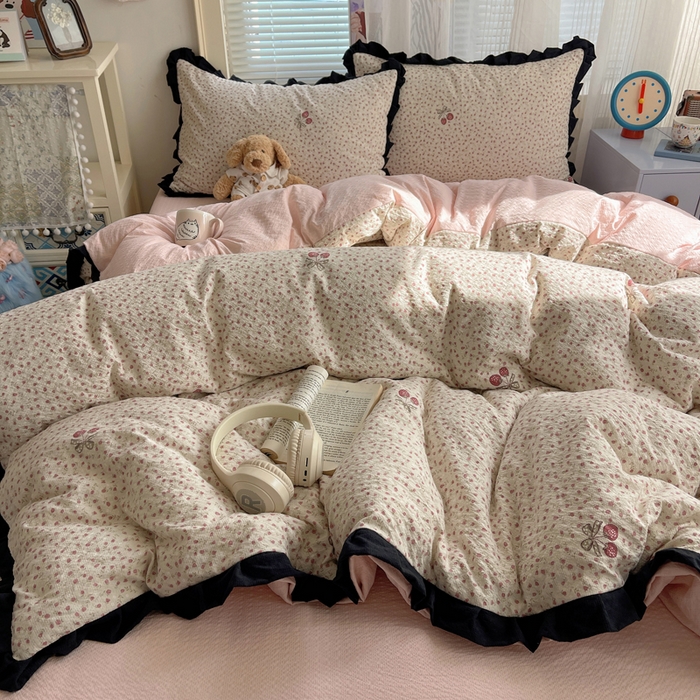 91家纺网 家纺一手货源 找家纺 迪梦姿家纺 2026新款高克重泡芙纱泡泡纱床单款四件套系列 莓系花伐