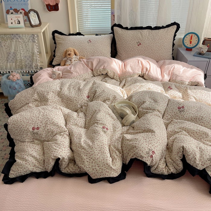 91家纺网 家纺一手货源 找家纺 迪梦姿家纺 2026新款高克重泡芙纱泡泡纱床单款四件套系列 莓系花伐