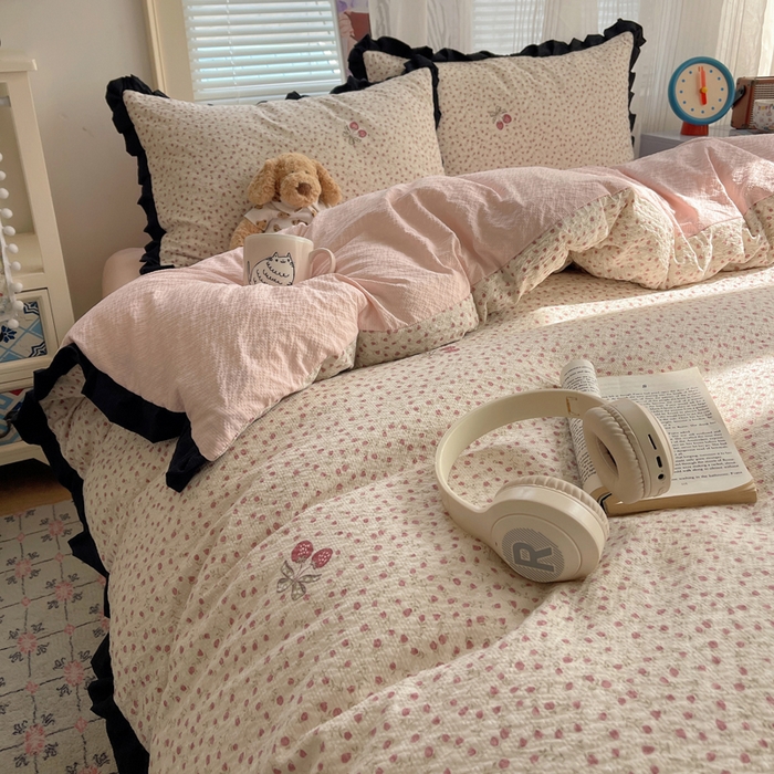 91家纺网 家纺一手货源 找家纺 迪梦姿家纺 2026新款高克重泡芙纱泡泡纱床单款四件套系列 莓系花伐