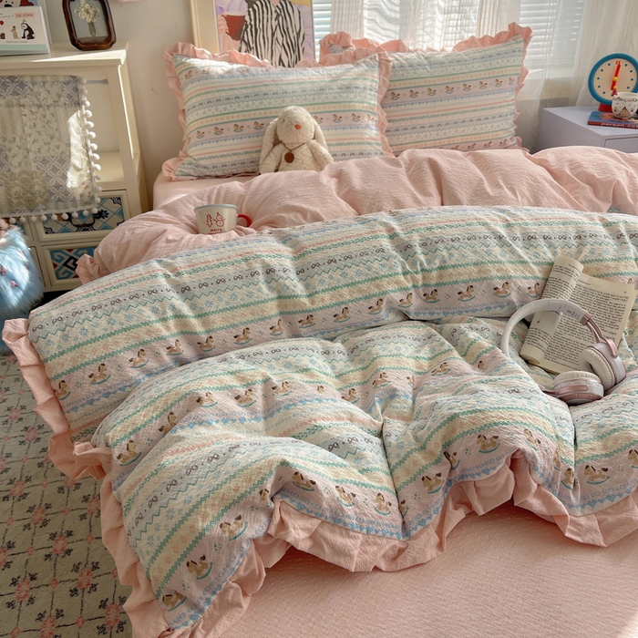 91家纺网 家纺一手货源 找家纺 迪梦姿家纺 2026新款高克重泡芙纱泡泡纱床单款四件套系列 甜心木马卷