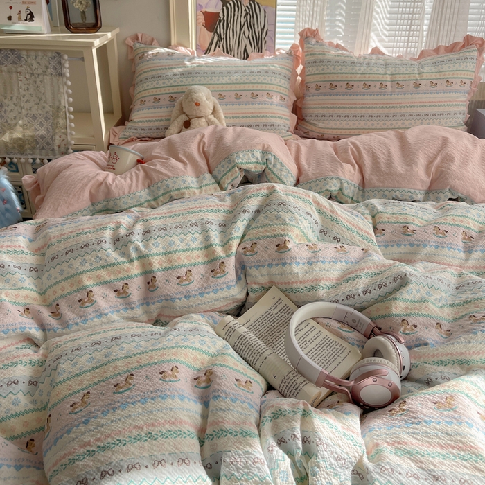 91家纺网 家纺一手货源 找家纺 迪梦姿家纺 2026新款高克重泡芙纱泡泡纱床单款四件套系列 甜心木马卷