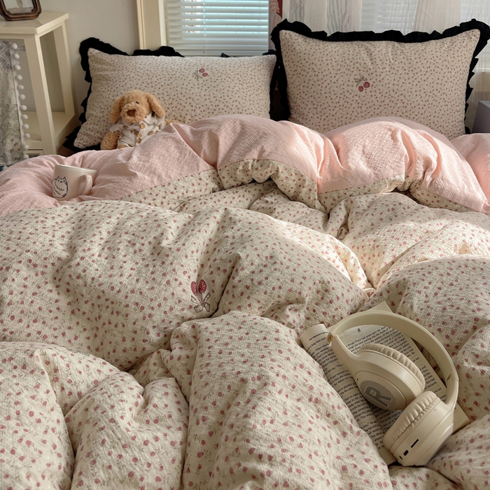 91家纺网 家纺一手货源 找家纺 迪梦姿家纺 2026新款高克重泡芙纱泡泡纱床单款四件套系列 莓系花伐