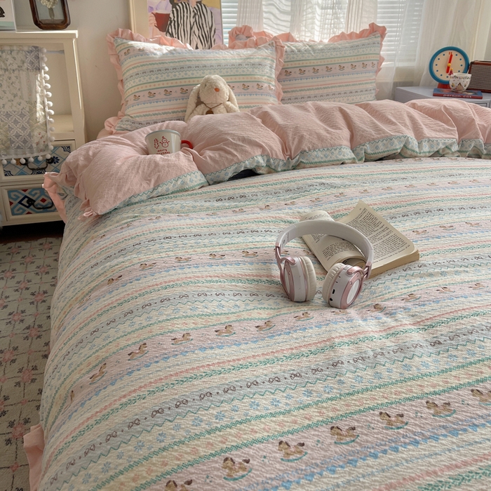 91家纺网 家纺一手货源 找家纺 迪梦姿家纺 2026新款高克重泡芙纱泡泡纱床单款四件套系列 甜心木马卷