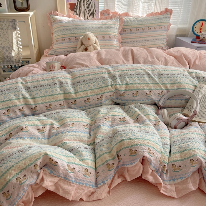 91家纺网 家纺一手货源 找家纺 迪梦姿家纺 2026新款高克重泡芙纱泡泡纱床单款四件套系列 甜心木马卷