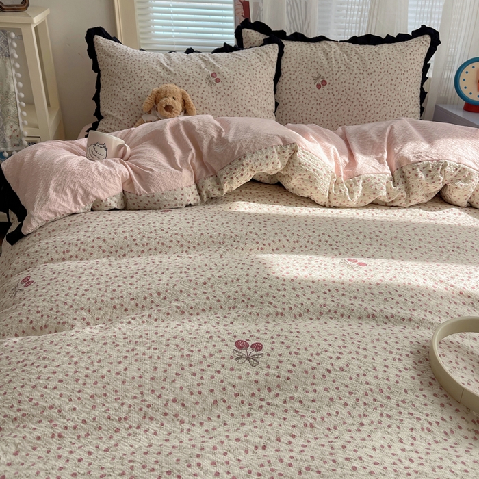 91家纺网 家纺一手货源 找家纺 迪梦姿家纺 2026新款高克重泡芙纱泡泡纱床单款四件套系列 莓系花伐