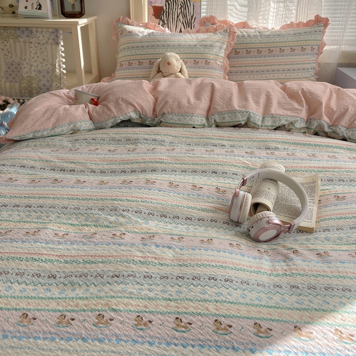 91家纺网 家纺一手货源 找家纺 迪梦姿家纺 2026新款高克重泡芙纱泡泡纱床单款四件套系列 甜心木马卷