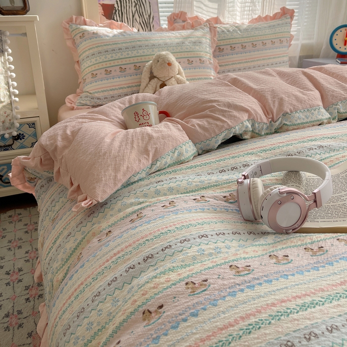 91家纺网 家纺一手货源 找家纺 迪梦姿家纺 2026新款高克重泡芙纱泡泡纱床单款四件套系列 甜心木马卷