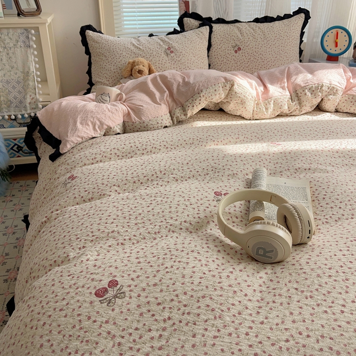 91家纺网 家纺一手货源 找家纺 迪梦姿家纺 2026新款高克重泡芙纱泡泡纱床单款四件套系列 莓系花伐