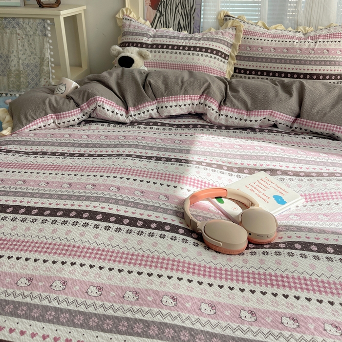 91家纺网 家纺一手货源 找家纺 迪梦姿家纺 2026新款高克重泡芙纱泡泡纱床单款四件套系列 猫咪集粉