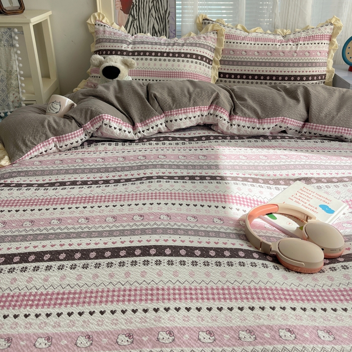 91家纺网 家纺一手货源 找家纺 迪梦姿家纺 2026新款高克重泡芙纱泡泡纱床单款四件套系列 猫咪集粉