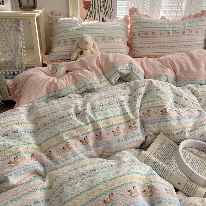 91家纺网 家纺一手货源 找家纺 迪梦姿家纺 2026新款高克重泡芙纱泡泡纱床单款四件套系列 甜心木马卷