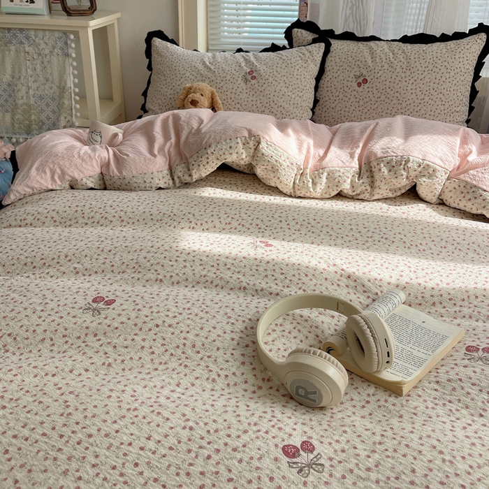 91家纺网 家纺一手货源 找家纺 迪梦姿家纺 2026新款高克重泡芙纱泡泡纱床单款四件套系列 莓系花伐