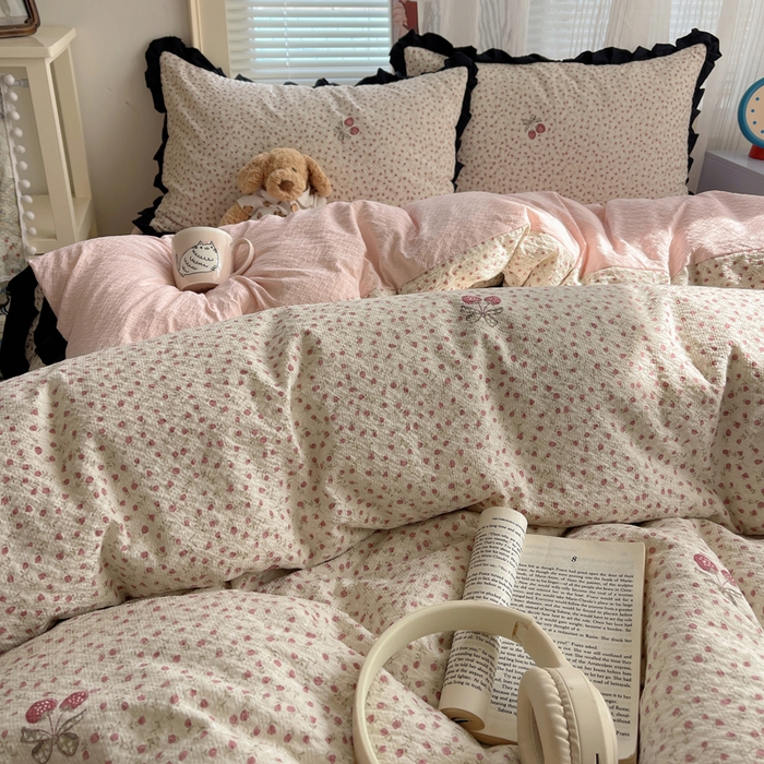 91家纺网 家纺一手货源 找家纺 迪梦姿家纺 2026新款高克重泡芙纱泡泡纱床单款四件套系列 莓系花伐