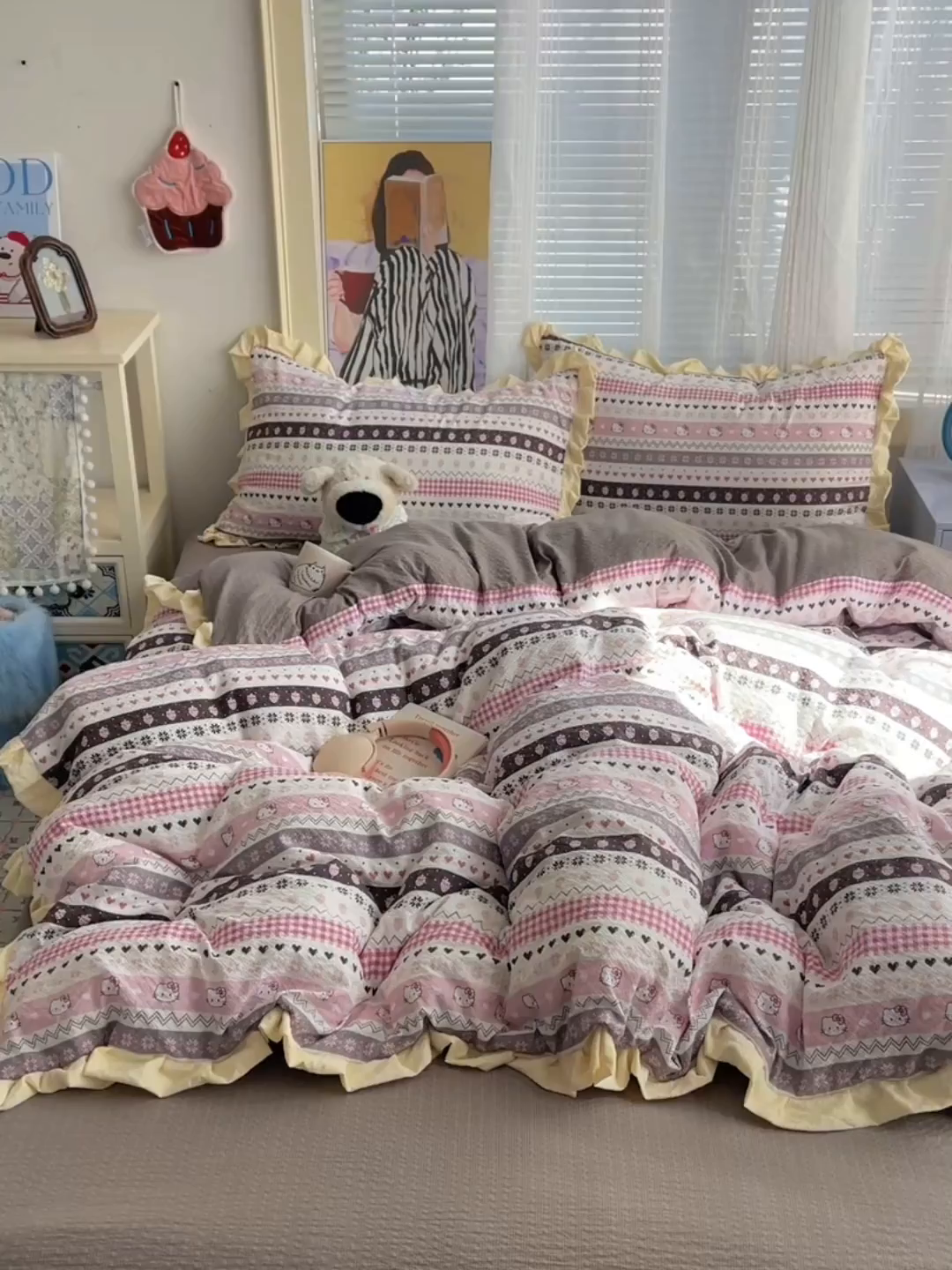 91家纺网 家纺一手货源 找家纺 迪梦姿家纺 2026新款高克重泡芙纱泡泡纱床单款四件套系列 猫咪集粉