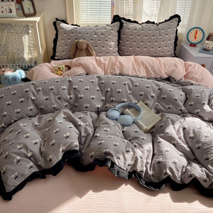 91家纺网 家纺一手货源 找家纺 迪梦姿家纺 2026新款高克重泡芙纱泡泡纱床单款四件套系列 灰樱桃