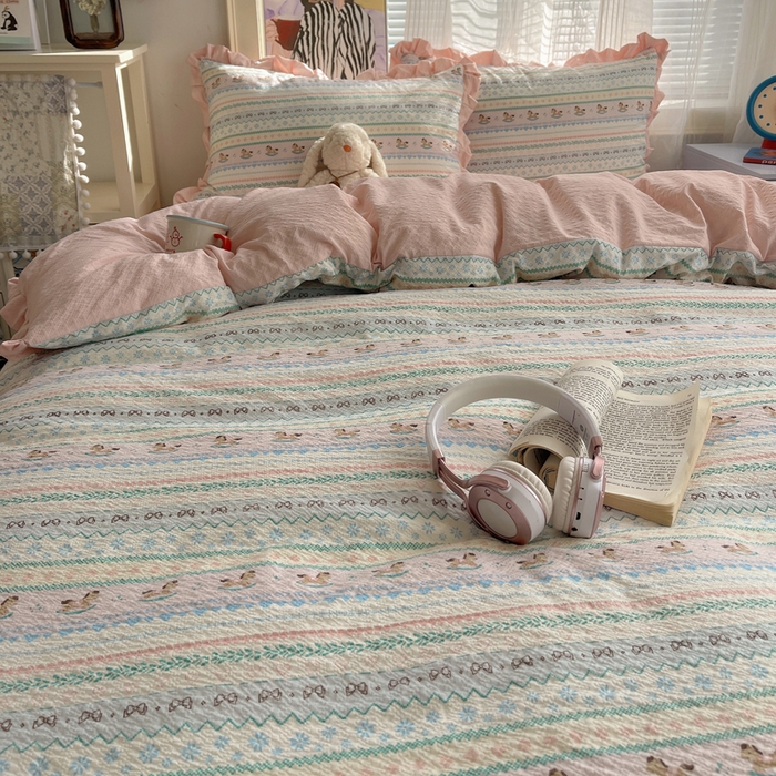 91家纺网 家纺一手货源 找家纺 迪梦姿家纺 2026新款高克重泡芙纱泡泡纱床单款四件套系列 甜心木马卷