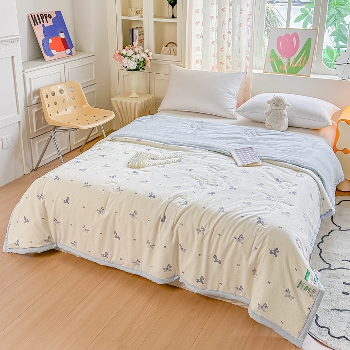 91家纺网 家纺一手货源 找家纺 爱宝被业 2026新款A类水洗棉新疆棉花夏被夏凉被 蓝格马